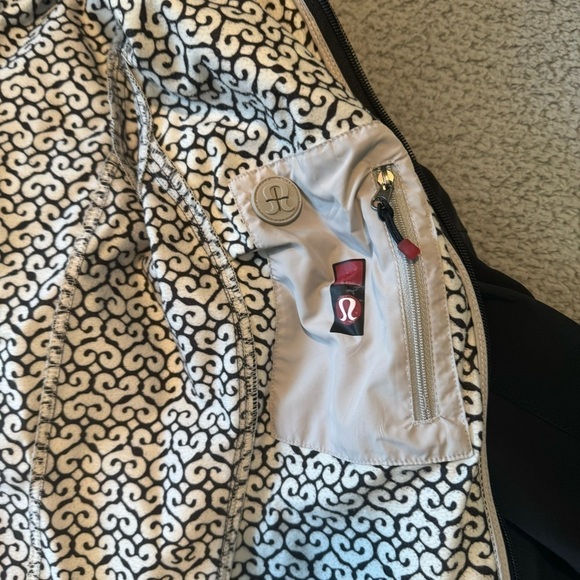 Lululemon Women's Black Heart Pattern Lining Hooded Jacket Solid Black Size 2 - Picture 12 of 15